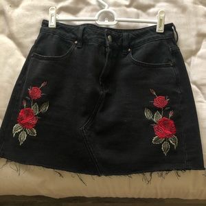 Mini black denim skirt with rose detail